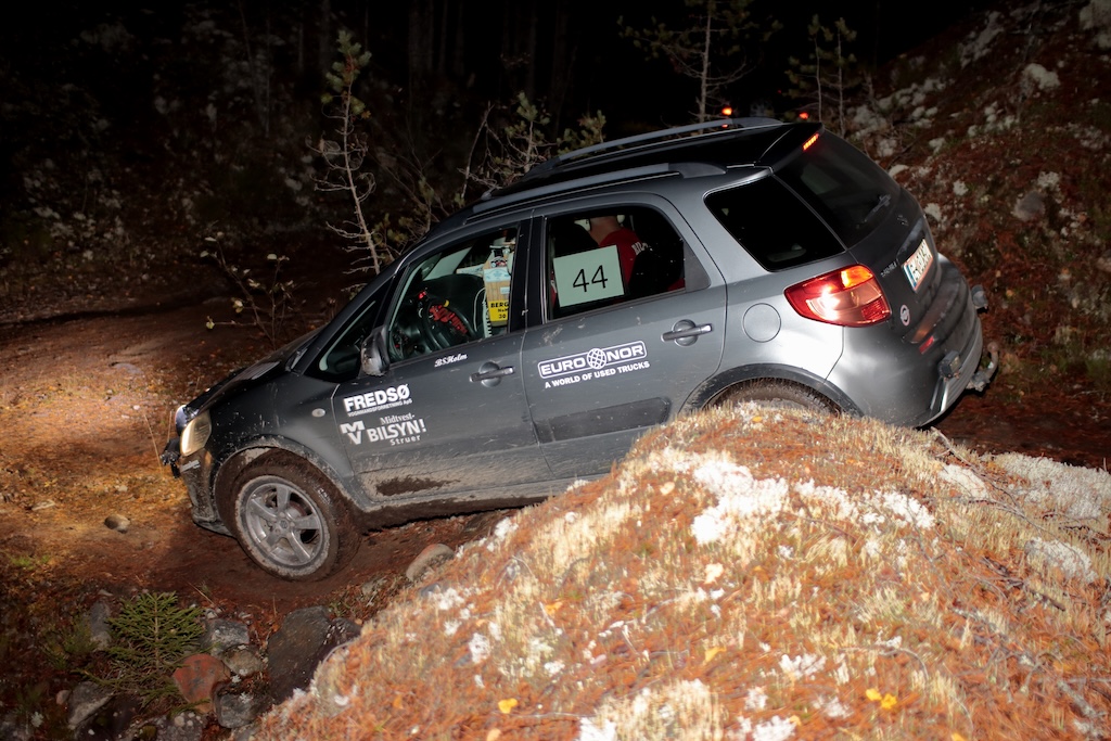 Bilorientering i Finland og Sverige byder ofte på et andet terræn end deltagerne møder i Danmark. Danmarksmestrene Børge Holm og Jørn Mørup, der her er fotograferet ved NM-løbet i Finland, er et af i alt 9 mandskaber der stadig kan vinde NM-guld, når det i den kommende weekend i Sverige gælder finalen om Nordisk Mesterskab i bilorientering.
(Foto: Jyrki Tuusa)